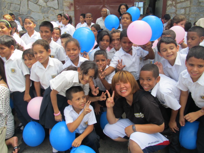 ベネズエラで現地の子どもたちと交流の様子